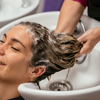 coiffure-mariage-evenementielle-femme-pontarlier-lievremont-coiffure-pour-femmes-enceintes-postpartum-soins-cheveux-lievremont-enfants-premiere-coupe-coiffure-pedagogie-jeux-lievremont-ambiance-chaleureuse-salon-de-coiffure-saugeais-pontarlier conseils-morpho-coiffure-style-visage-coiffeuse-lievremont-pontarlier salon-de-coiffure-maison-du-bois-lievremont-saugeais-pontarlier relooking-transformation-coiffure-style-personnalise-salon-du-saugeais service-coiffure-domicile-lievremont-pontarlier-saugeais-homme-femme-enfant-16
